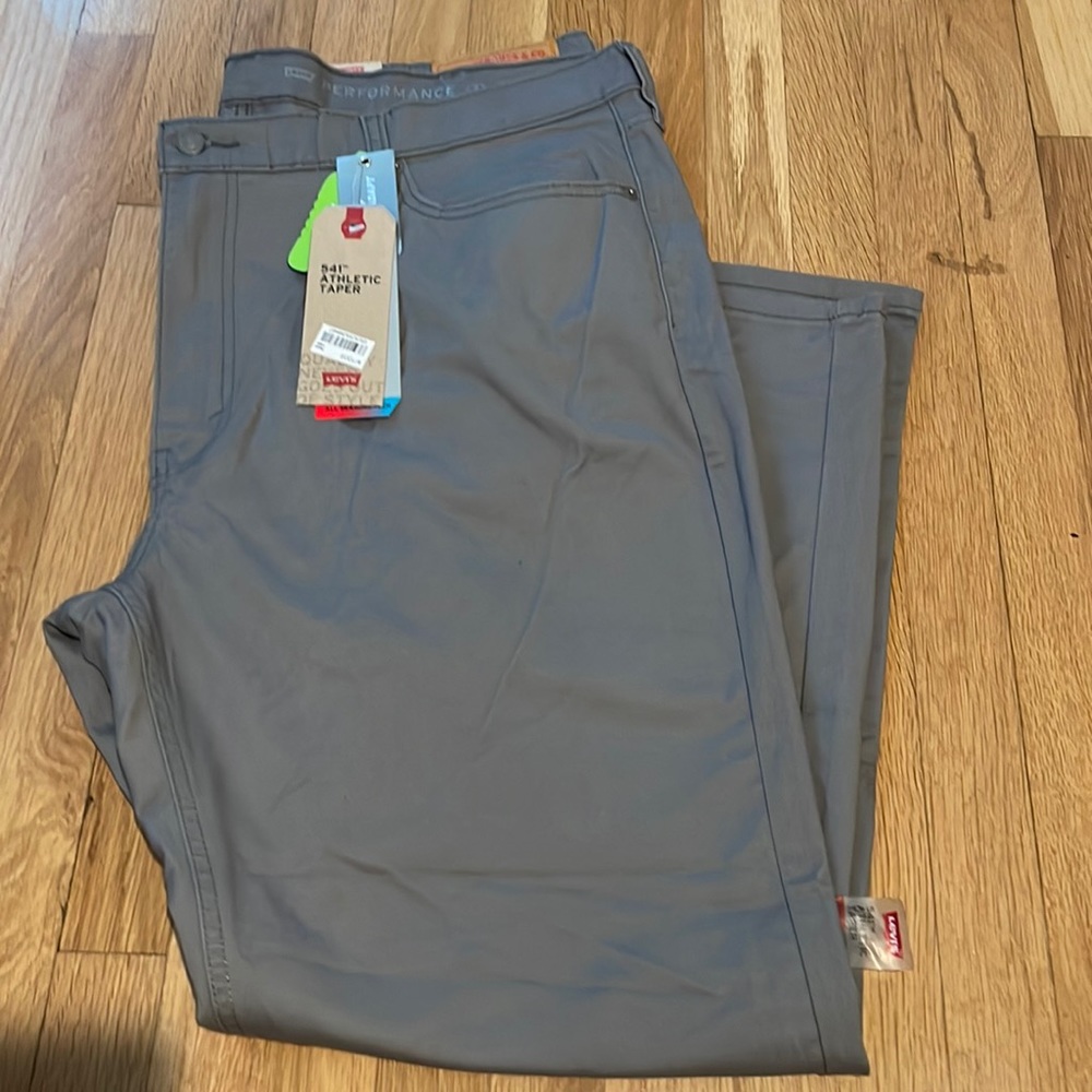 BRAND NEW LEVIS SIZE 42